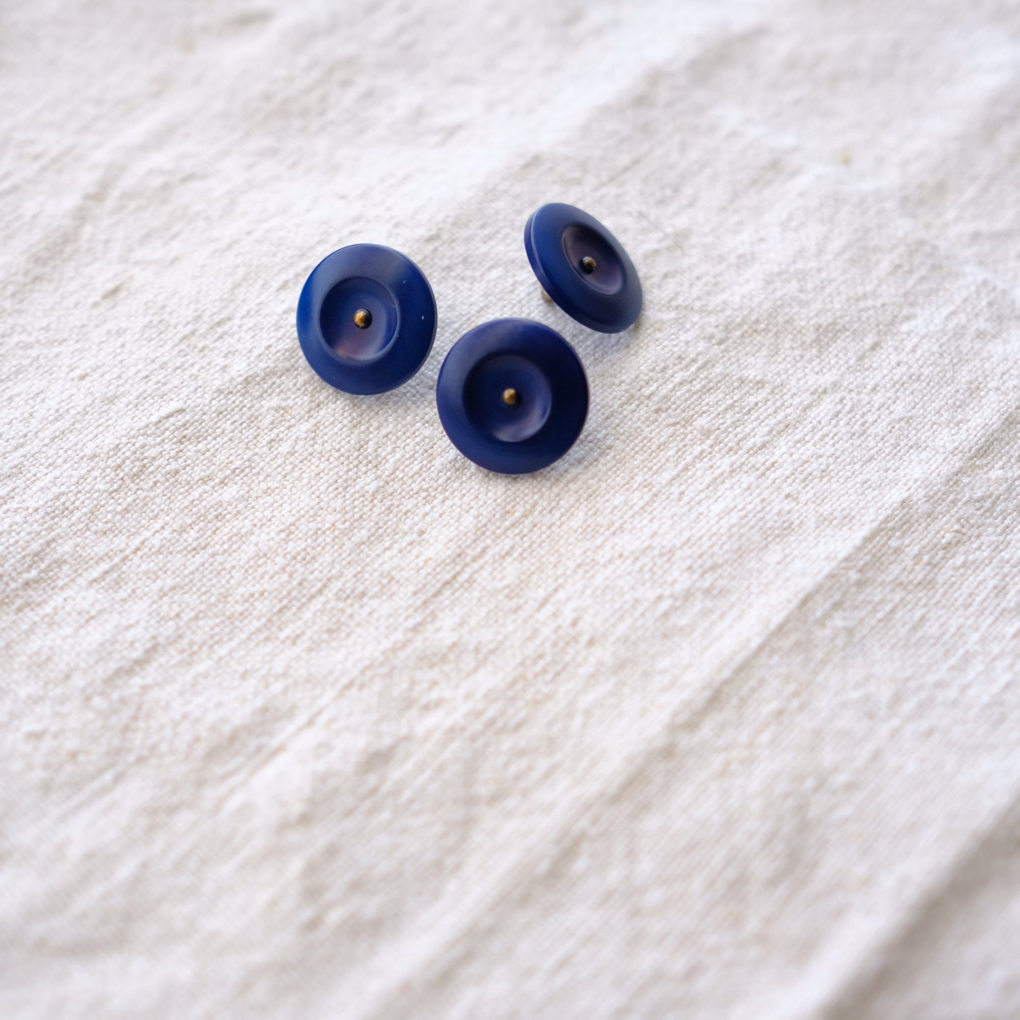 label: 7/8" shank button - Indigo