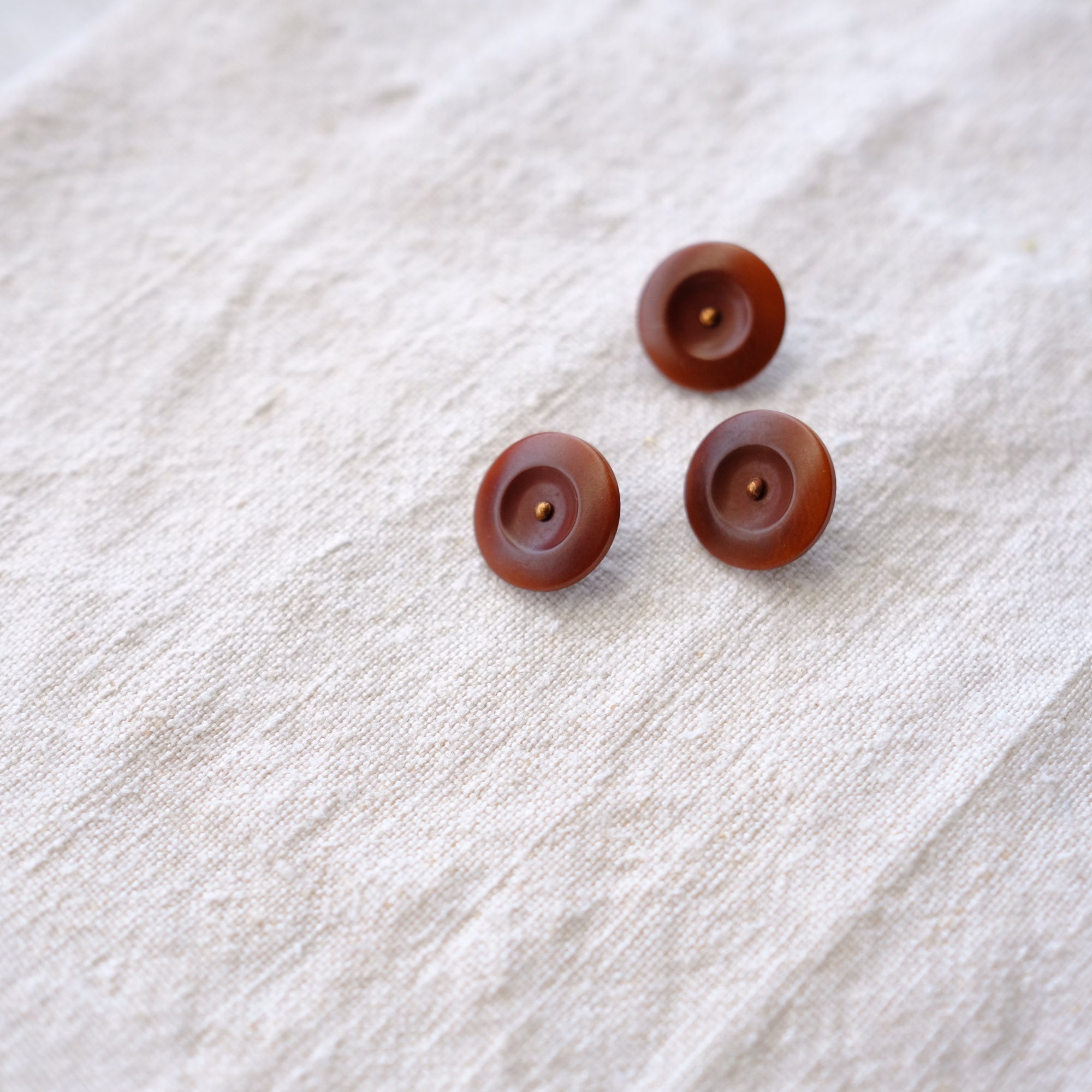 label: 7/8" shank button - Mahogany