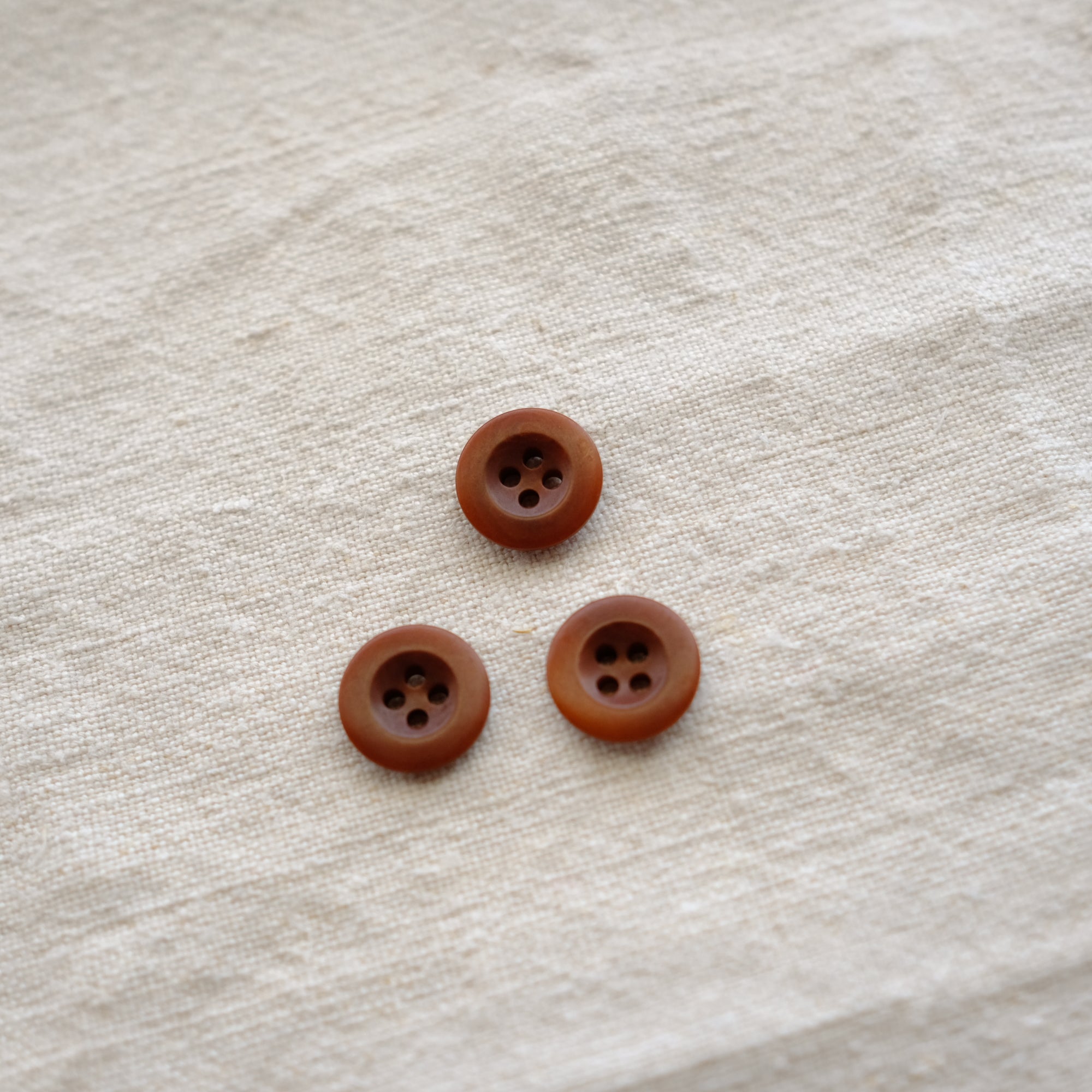 label: 3/4" button - Mahogany