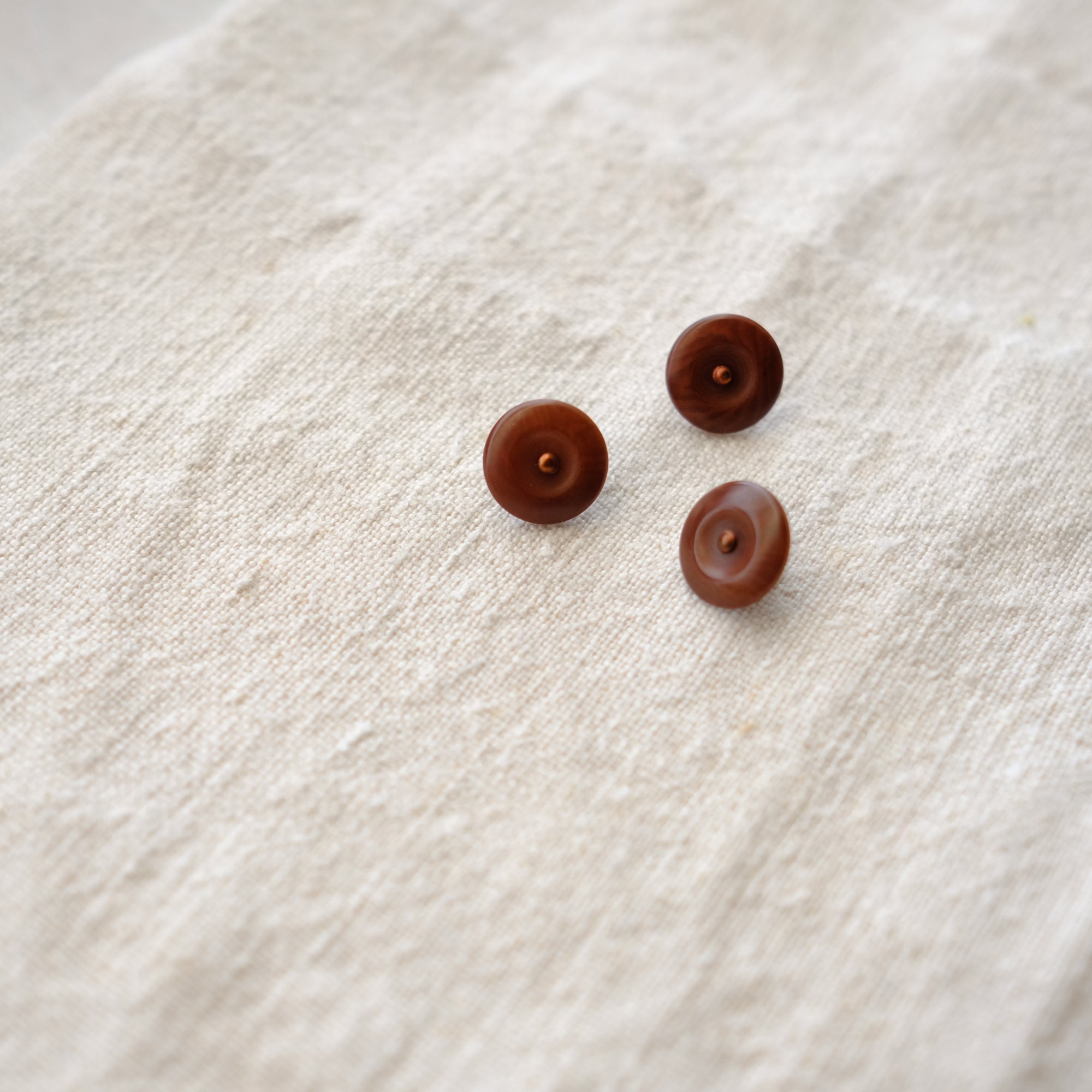 label: 5/8" shank button - Mahogany