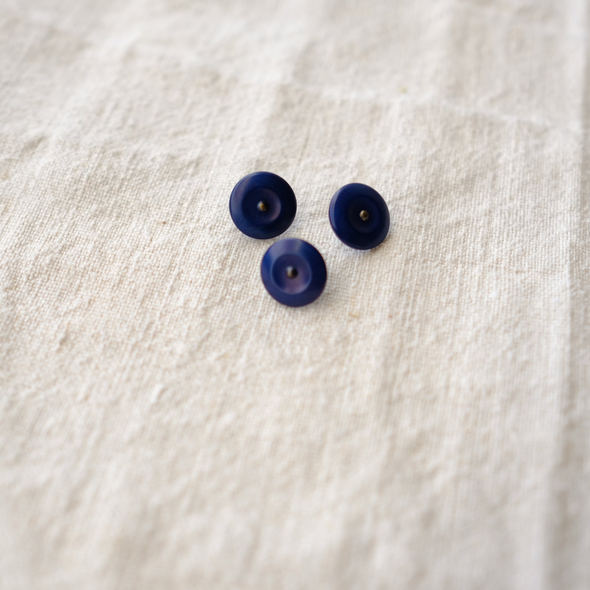 label: 5/8" shank button - Indigo