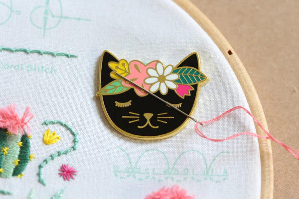 Floral Cat Magnetic Needle Minder